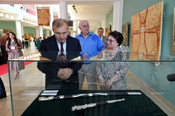 ����� �������� ������� �������������� ��������, ����������� 100-����� ����������������� ������, ��� � ���