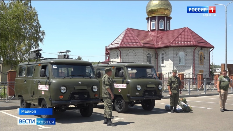 Представители Народного фронта передали два автомобиля УАЗ участникам СВО
