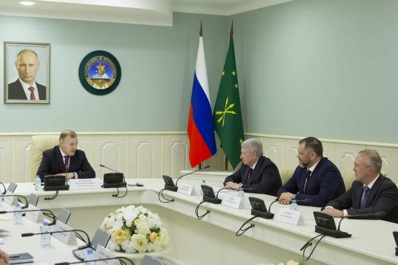 Глава Адыгеи провёл рабочую встречу с заместителем гендиректора ООО «Газпром Межрегионгаз» 