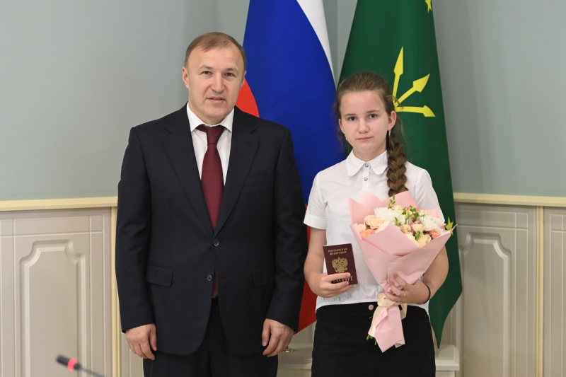 Мурат Кумпилов вручил первые паспорта гражданина России юным жителям Адыгеи