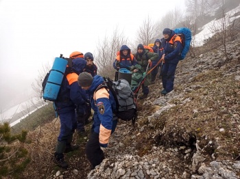 Спасатели Адыгейского поисково-спасательного отряда МЧС эвакуировали травмированного туриста со склона горы Большой Тхач 