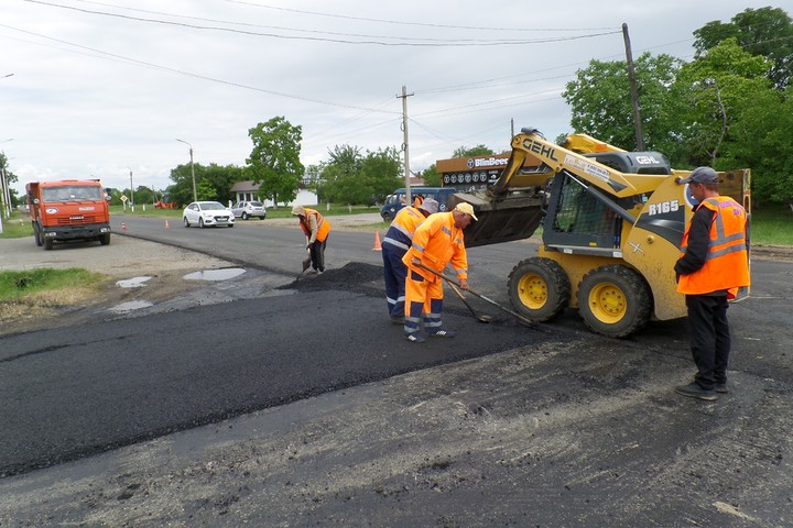 В Гиагинском районе ремонтируют участок автодороги, входящей в опорную сеть дорог