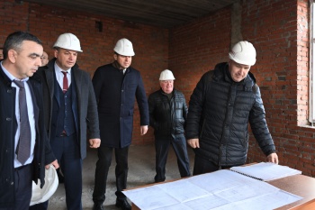 Мурат Кумпилов ознакомился с ходом строительства и реконструкции соцобъектов в Шовгеновском районе