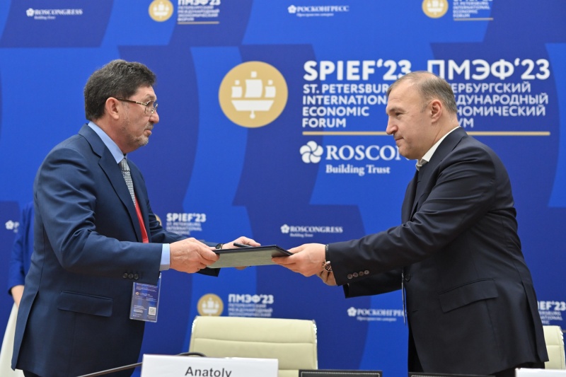 Мурат Кумпилов и Анатолий Штейнберг подписали соглашение о расширении гофропроизводства в Адыгее