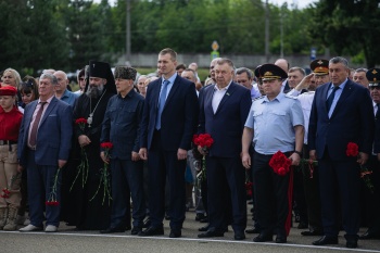 В День памяти и скорби Адыгея отдает дань уважения павшим в годы Великой Отечественной войны В День памяти и скорби Адыгея отдает дань уважения павшим в годы Великой Отечественной войны